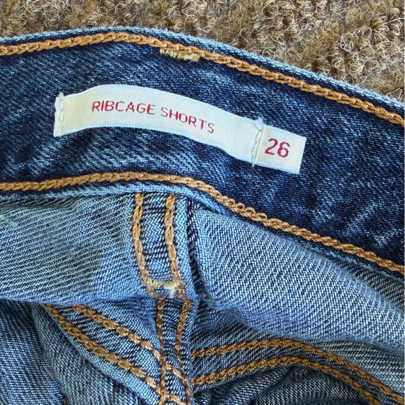 Levi’s Premium Ribcage Frayed Hem Denim Women’s Shorts 26 - Picture 3 of 8